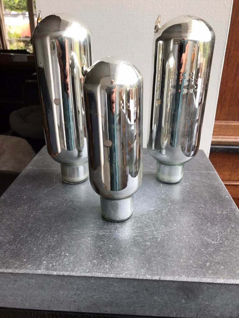 À l'intérieur d'un thermos antique, Enlèvement