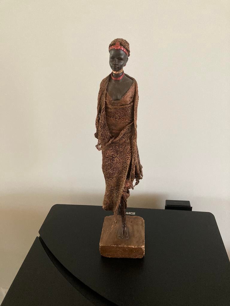 Statuette fait main ,tissu et bois, socle en pierre, hauteur, Antiquités & Art