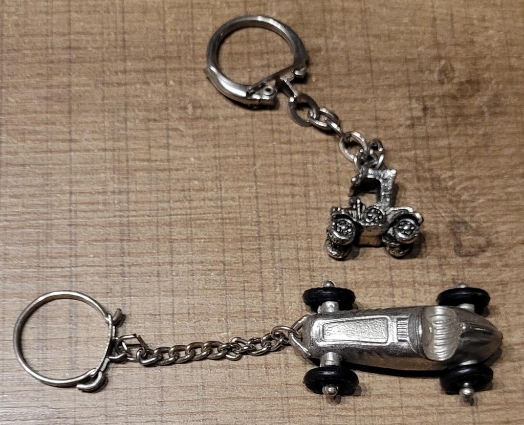 2 oude sleutelhangers: autootjes, Ophalen of Verzenden, Gebruikt, Overige typen