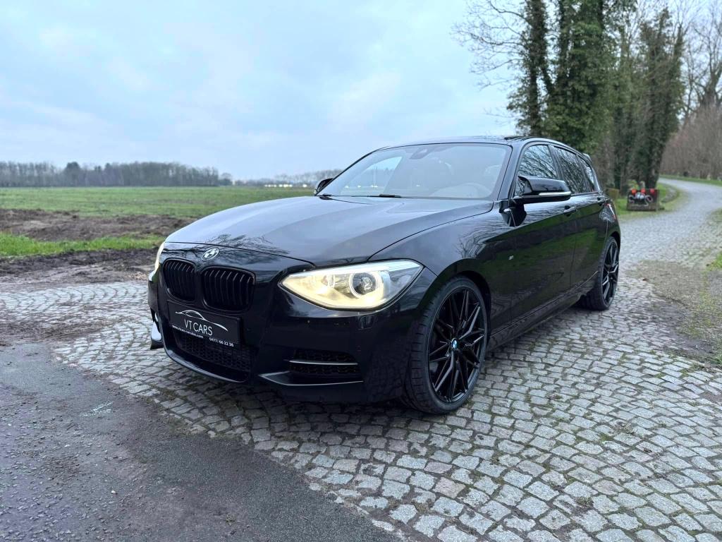 BMW M135I XDRIVE / CARPLAY / OPEN DAK / M UITLAAT / GARANTIE, Auto's, Automaat, 1 Reeks, Zwart, Leder