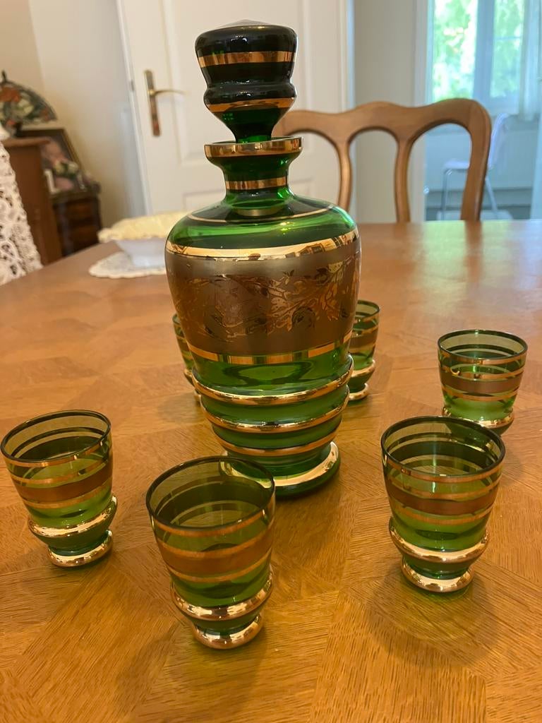 Bouteille avec verres à liqueur, Enlèvement
