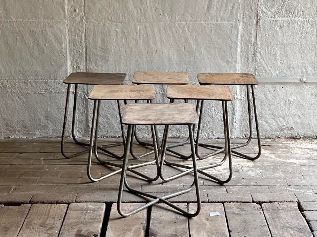 Vintage industriële tabouret, Polen, 5 krukken of meer, Ophalen, Gebruikt, Hout