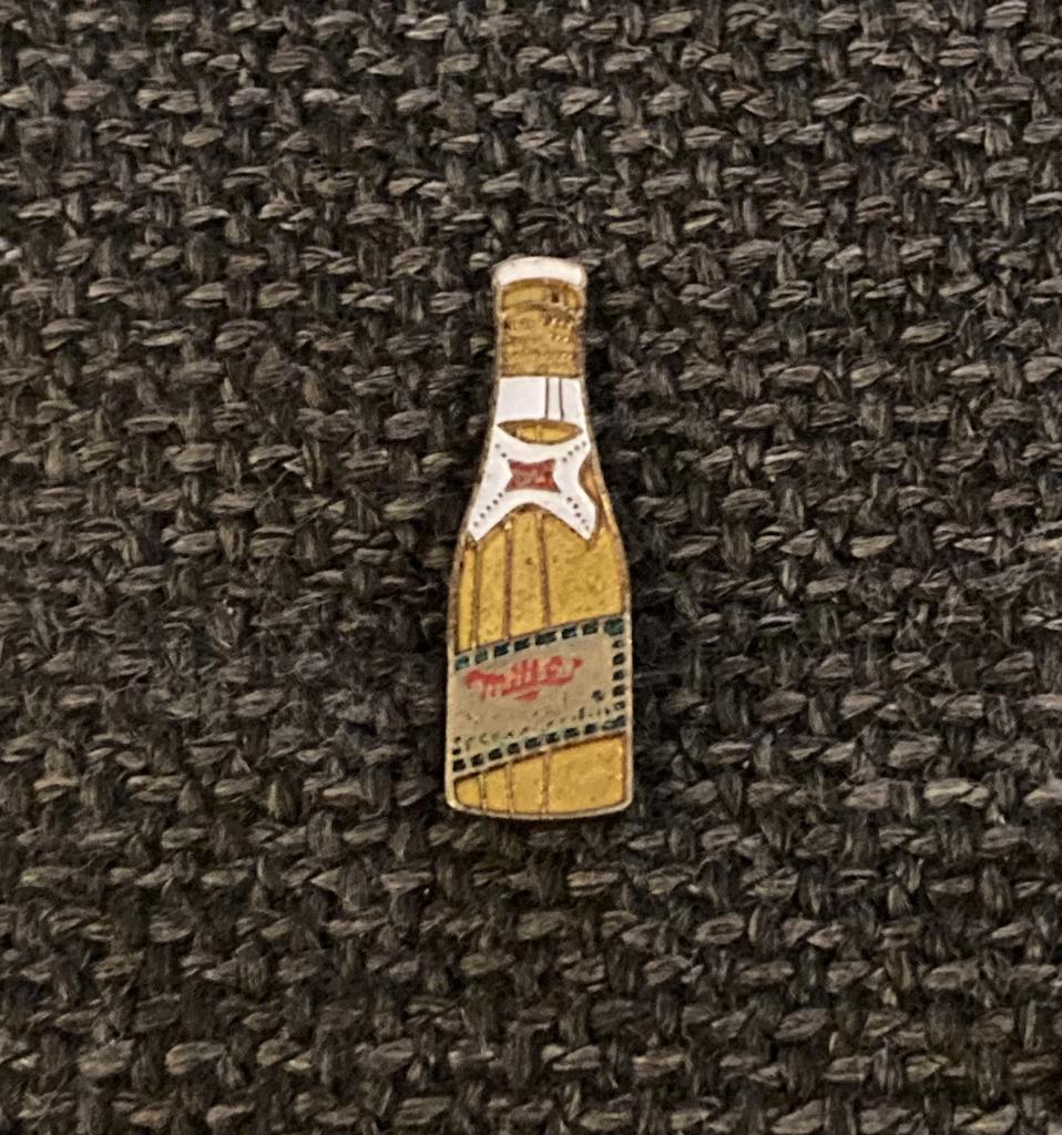 PIN - MILLER - BEER - BIER - BIÈRE, Collections, Envoi, Utilisé, Marque, Insigne ou Pin's
