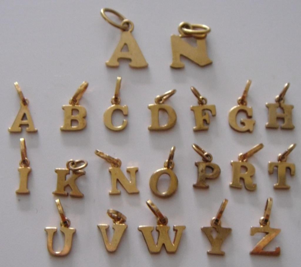 Pendentif lettre/initiale anglaise découpée, en or 18K, NEUF, Neuf, Enlèvement ou Envoi, Or, Autres représentations