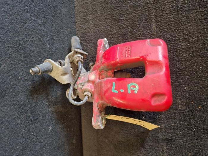 Etrier de frein (pince) arrière droit d'un Volkswagen Golf, Autos : Pièces & Accessoires, Enlèvement ou Envoi, 3 mois de garantie