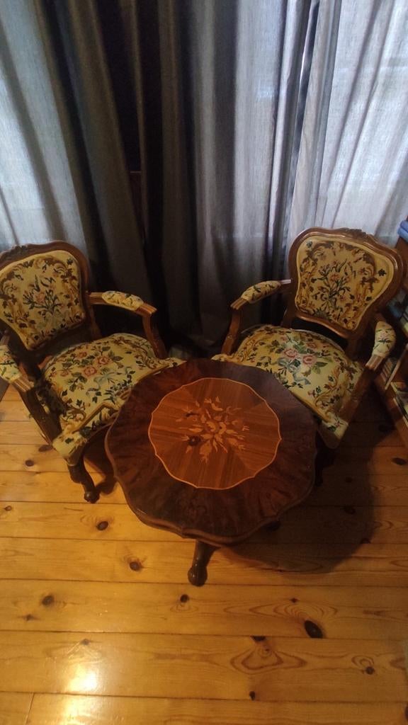 antieke zeteltjes met tafeltje., Ophalen