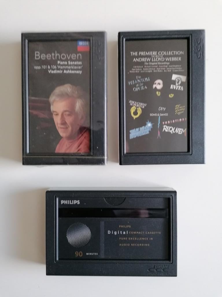 Trois cassettes DCC dont une scellée, Enlèvement ou Envoi, Comme neuf