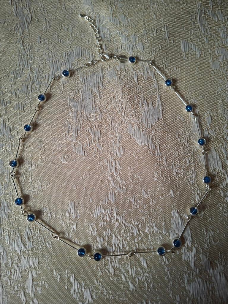 Zilverkleurige ketting met blauwe versiering, Ophalen of Verzenden