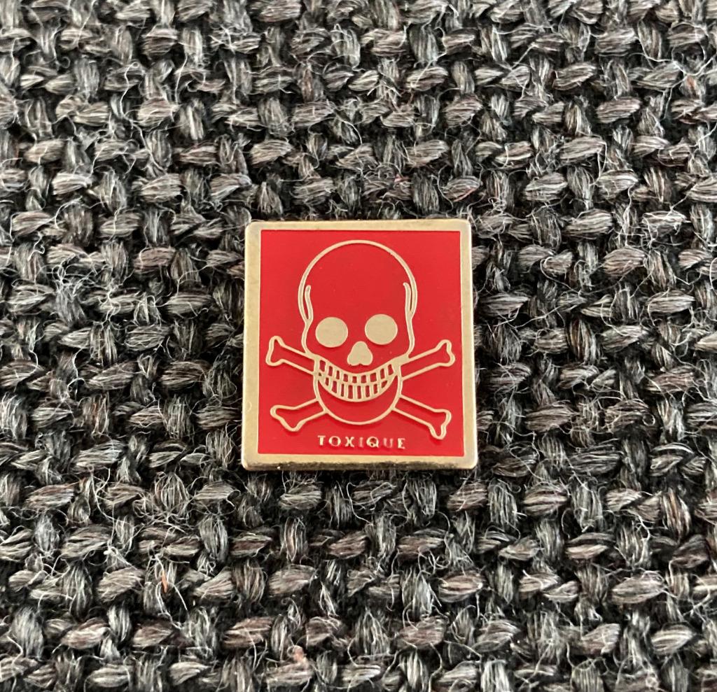 PIN - TOXIQUE - DOODSKOP - CRANE - SKULL AND BONES, Verzenden, Gebruikt, Overige onderwerpen, Speldje of Pin