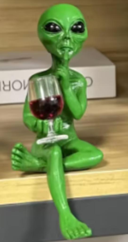 Prachtig beeldje Groene Alien met glas wijn (14cm), Verzamelen, Beelden en Beeldjes, Ophalen of Verzenden, Nieuw