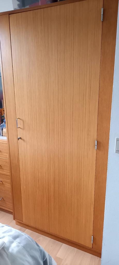 Single wooden wardrobe, Huis en Inrichting, Kasten | Kleerkasten, Ophalen