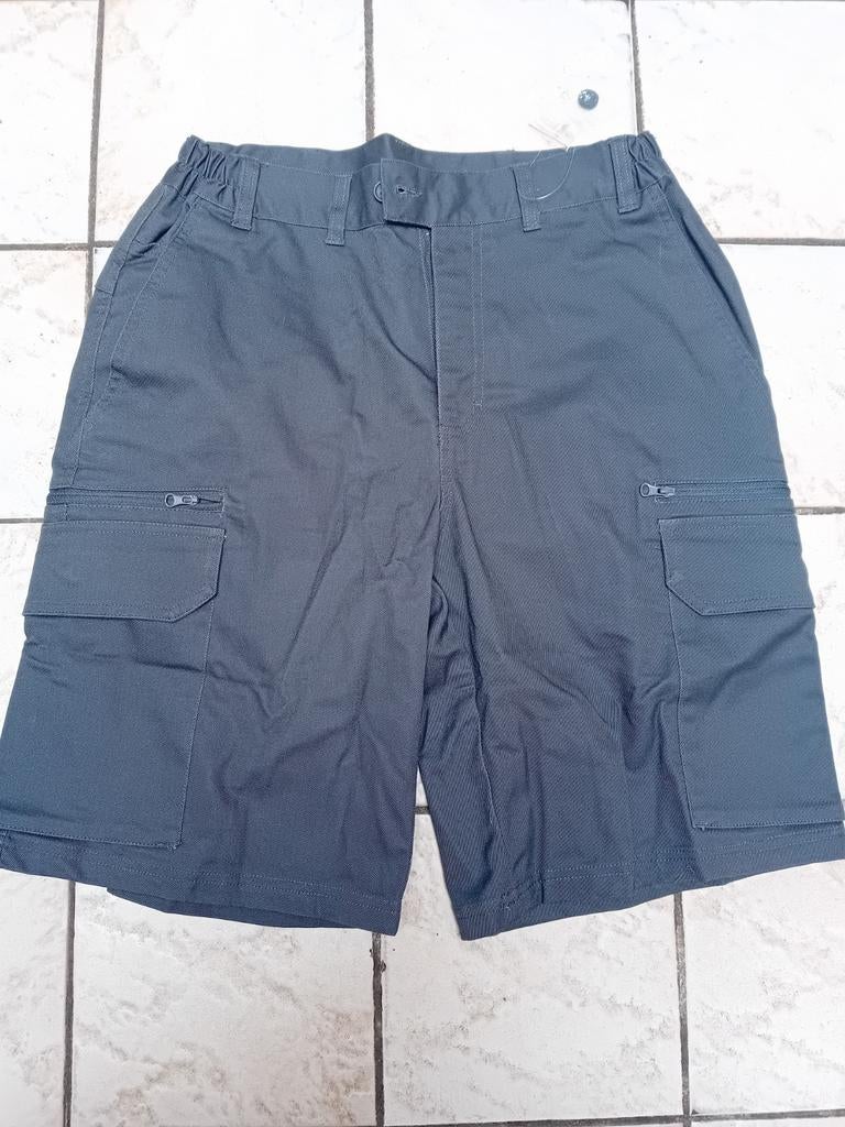Bermuda neuf taille 40 ou 42, Enlèvement, Neuf, Taille 46 (S) ou plus petite, Gris
