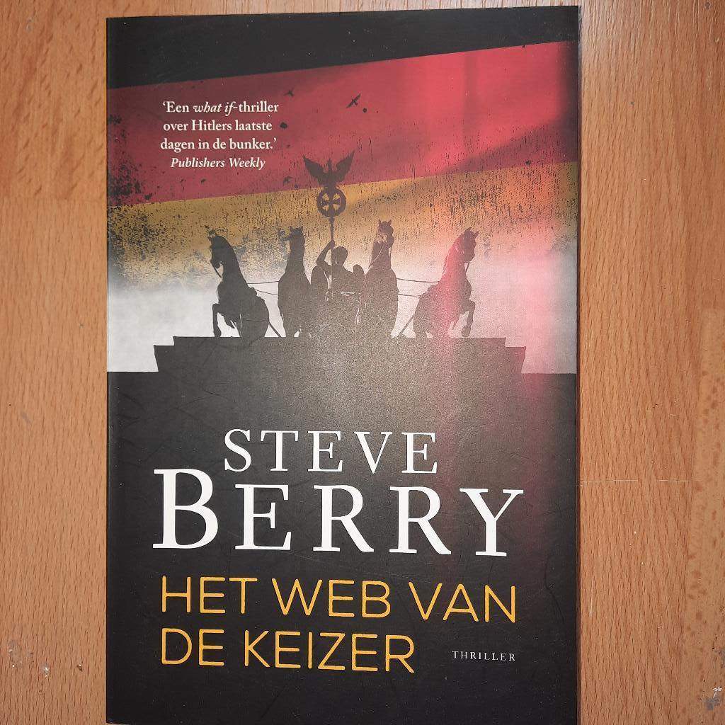 HET WEB VAN DE KEIZER - STEVE BERRY, Ophalen of Verzenden, Steve Berry