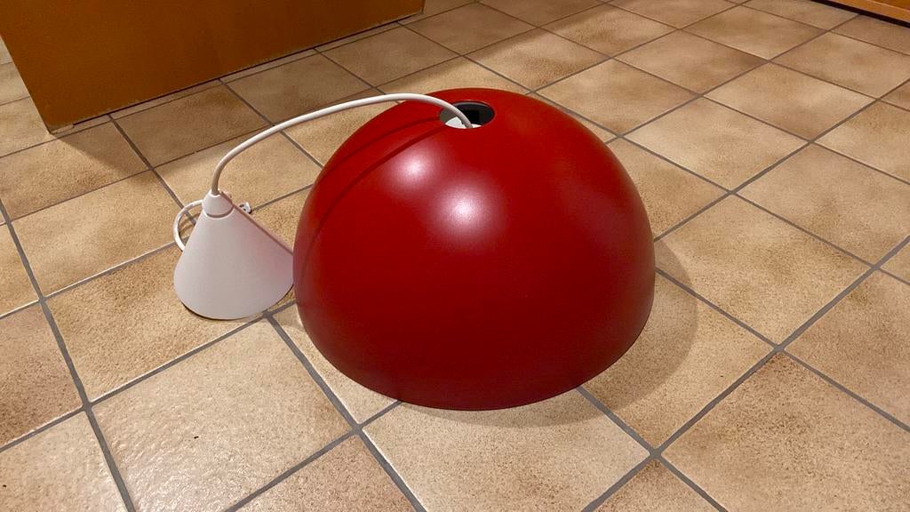 Lampe suspendue Ikea rouge. Diamètre 45 cm., Moins de 50 cm, Comme neuf, Enlèvement, Métal