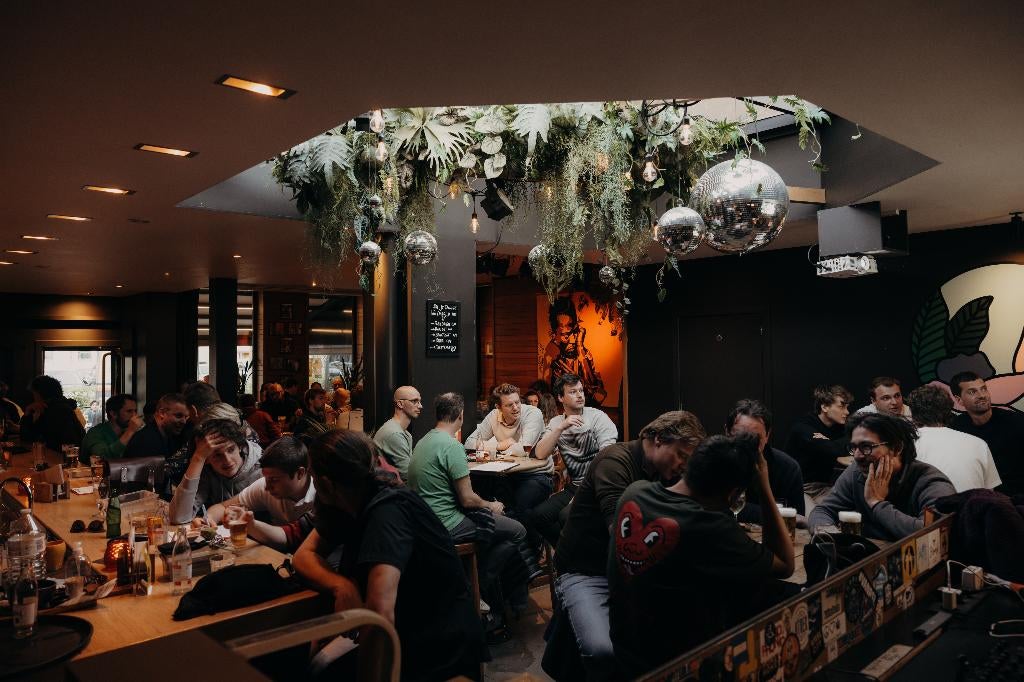 Café over te nemen in Roeselare, Immo, Roeselare, Tot 200 m², Woning met bedrijfsruimte, Provincie West-Vlaanderen