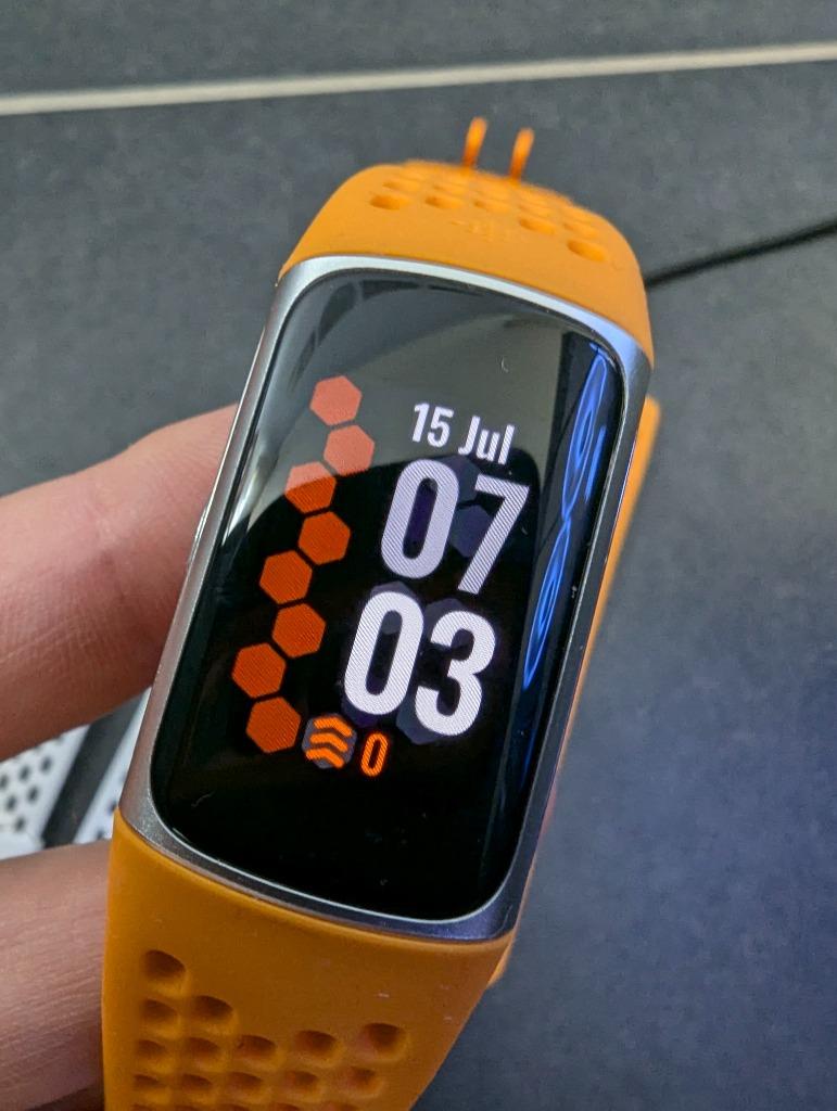 Fitbit Charge 6, Handtassen en Accessoires, Sporthorloges, Conditie, Oranje, Ophalen of Verzenden, Zo goed als nieuw