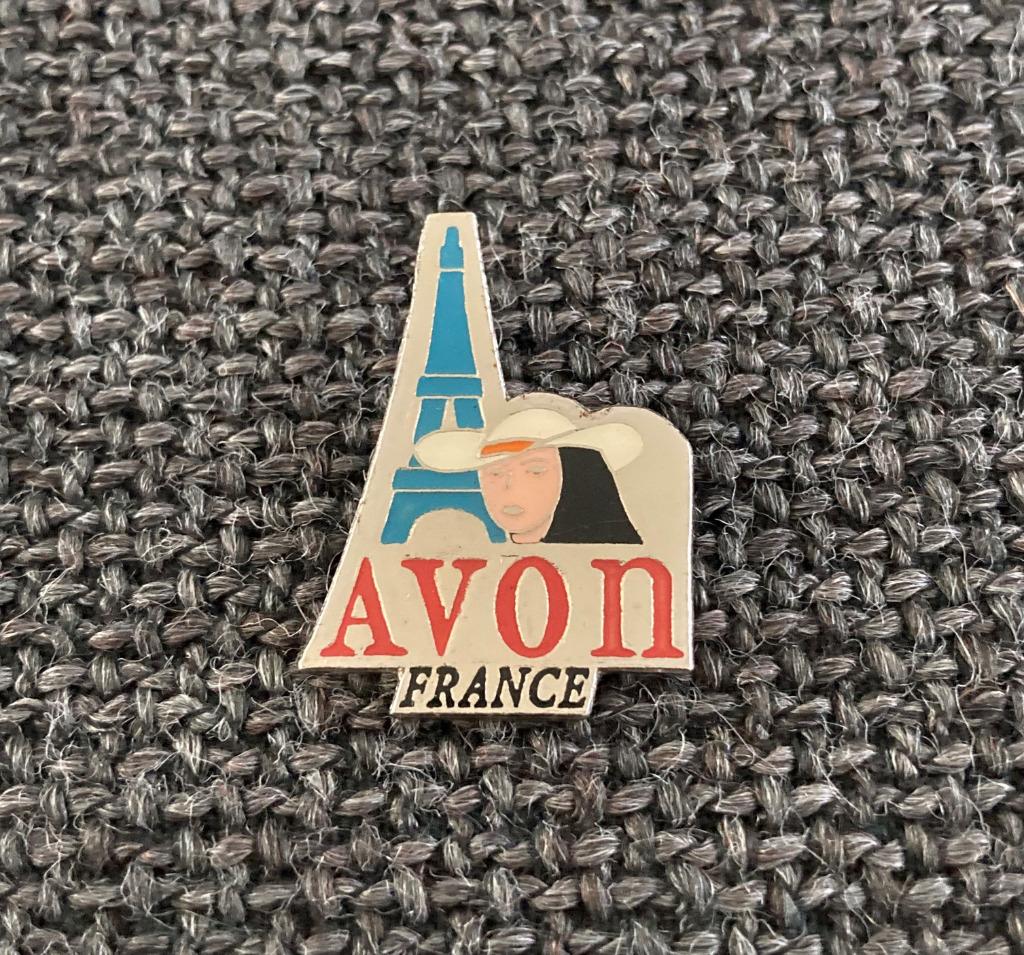 PIN - AVON - FRANCE - FRANKRIJK - EIFFELTOREN - TOUR EIFFEL, Envoi, Utilisé, Ville ou Campagne, Insigne ou Pin's