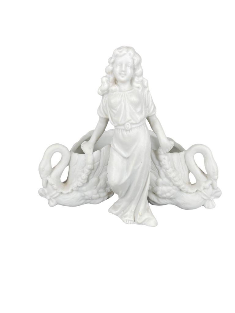 Biscuit Ancien : Jeune Fille aux Cygnes, Enlèvement ou Envoi