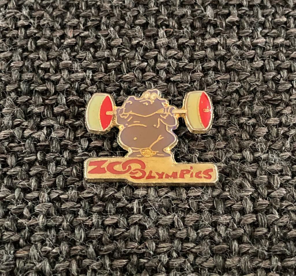 PIN - ZOO OLYMPICS - GEWICHTHEFFEN - WEIGHT LIFTING, Envoi, Utilisé, Autres sujets/thèmes, Insigne ou Pin's