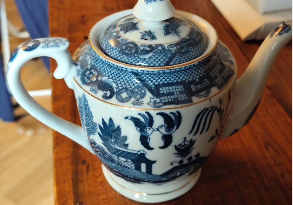 Theepot en beker met Chinees decor, Antiek en Kunst, Ophalen