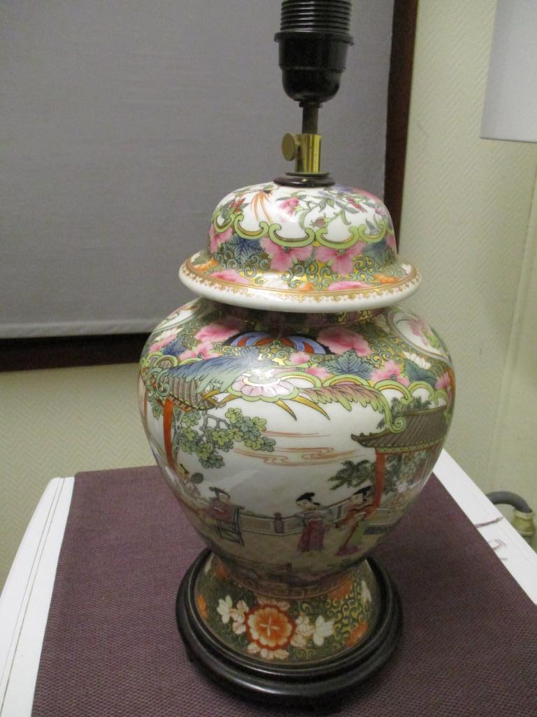 CHINESE VINTAGE TAFELLAMP IN PORSELEIN FAMILIE ROSE, Antiek en Kunst, Ophalen of Verzenden