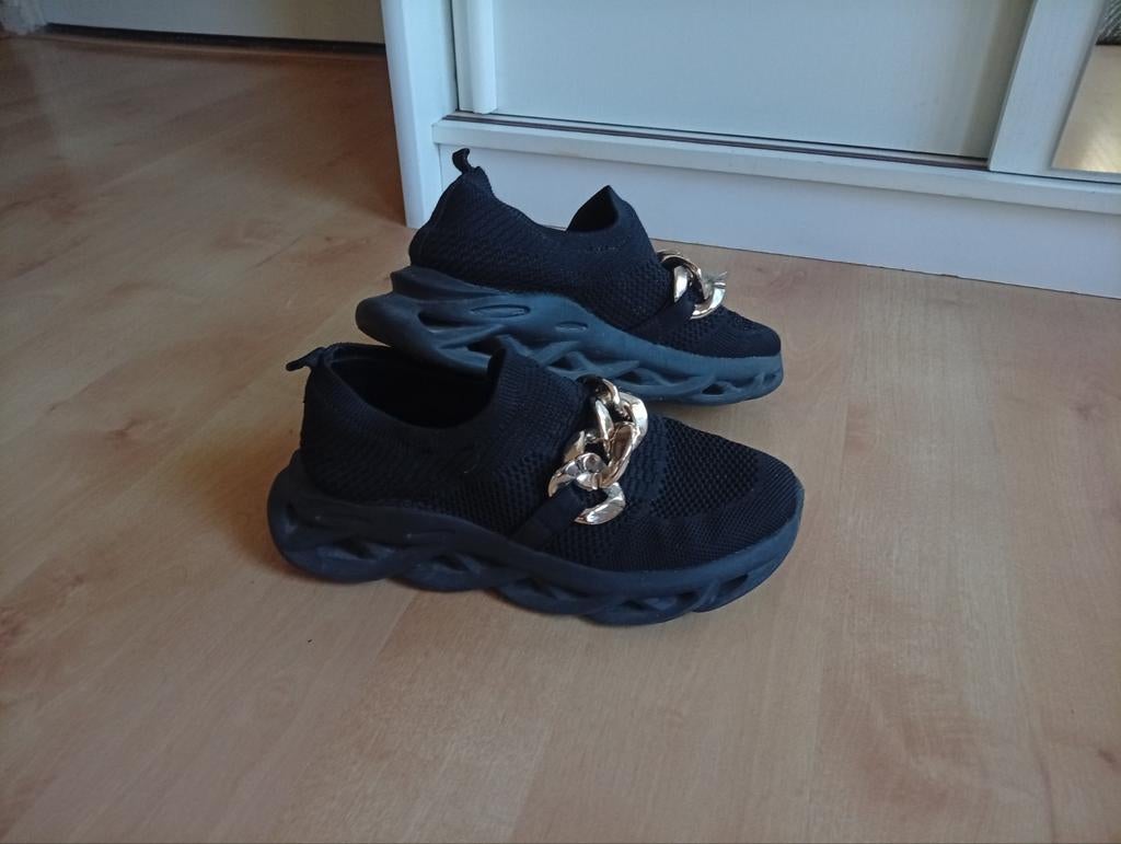 Zwarte gympen met goude ketting, Zwart, Ophalen of Verzenden, Zo goed als nieuw, Sneakers