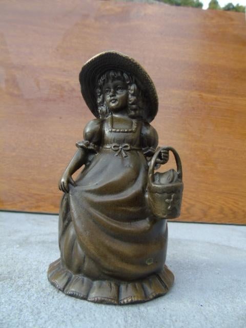 Gesigneerde bronzen tafelbel, een meisje met een emmer, Antiek en Kunst, Ophalen of Verzenden, Brons