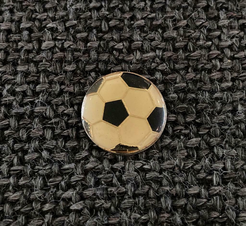 PIN - VOETBAL - FOOTBALL - FOOT, Envoi, Utilisé, Sport, Insigne ou Pin's