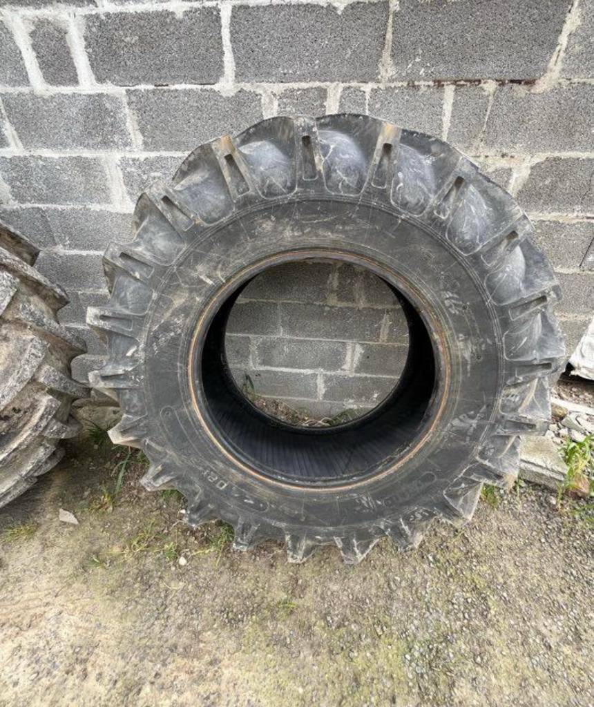 Pneu tracteur 18/4/30, Enlèvement ou Envoi