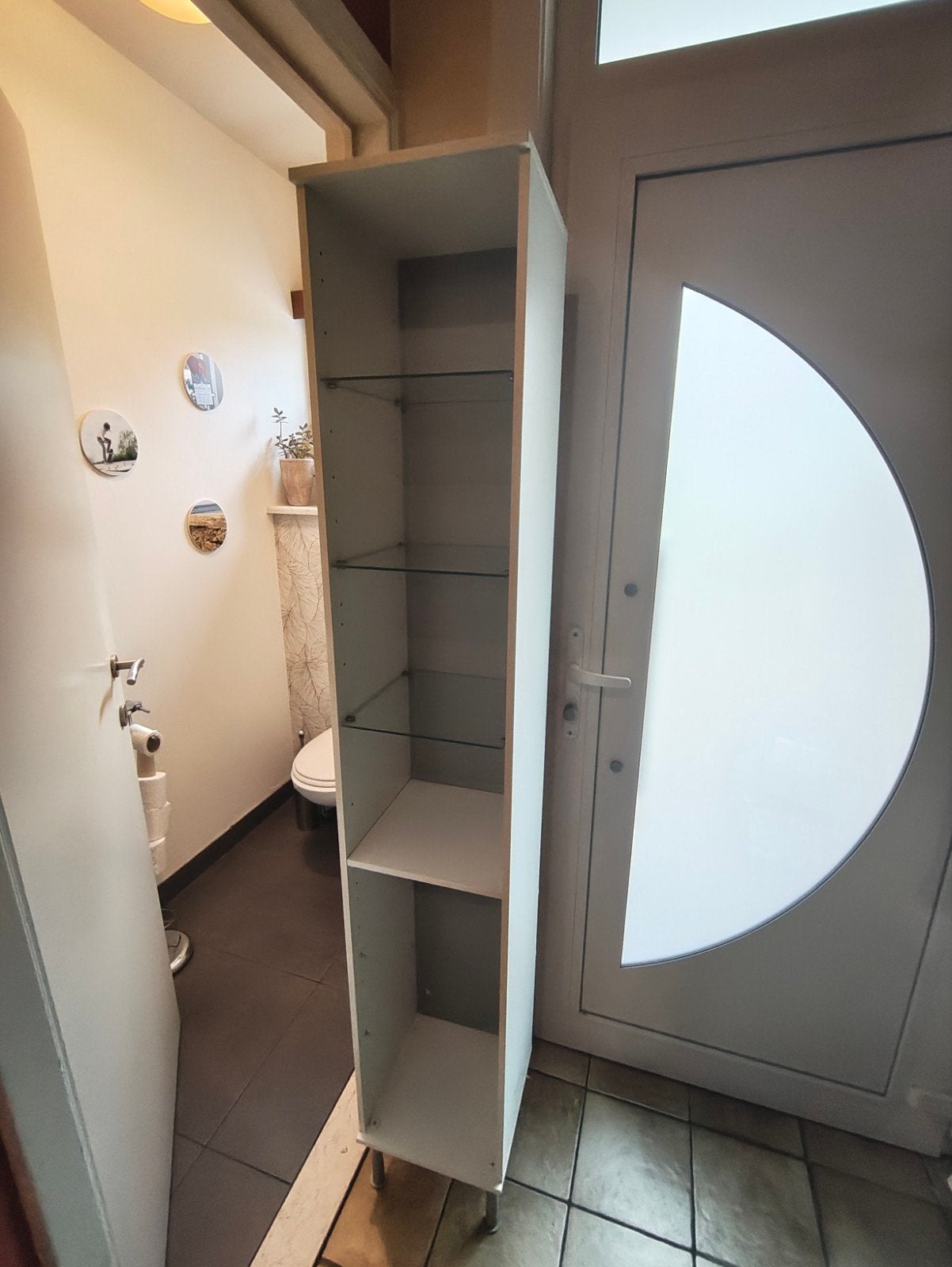 Wit badkamermeubel met glazen schappen, Huis en Inrichting, Badkamer | Badkamermeubels, Ophalen, (Half)hoge kast, Minder dan 50 cm