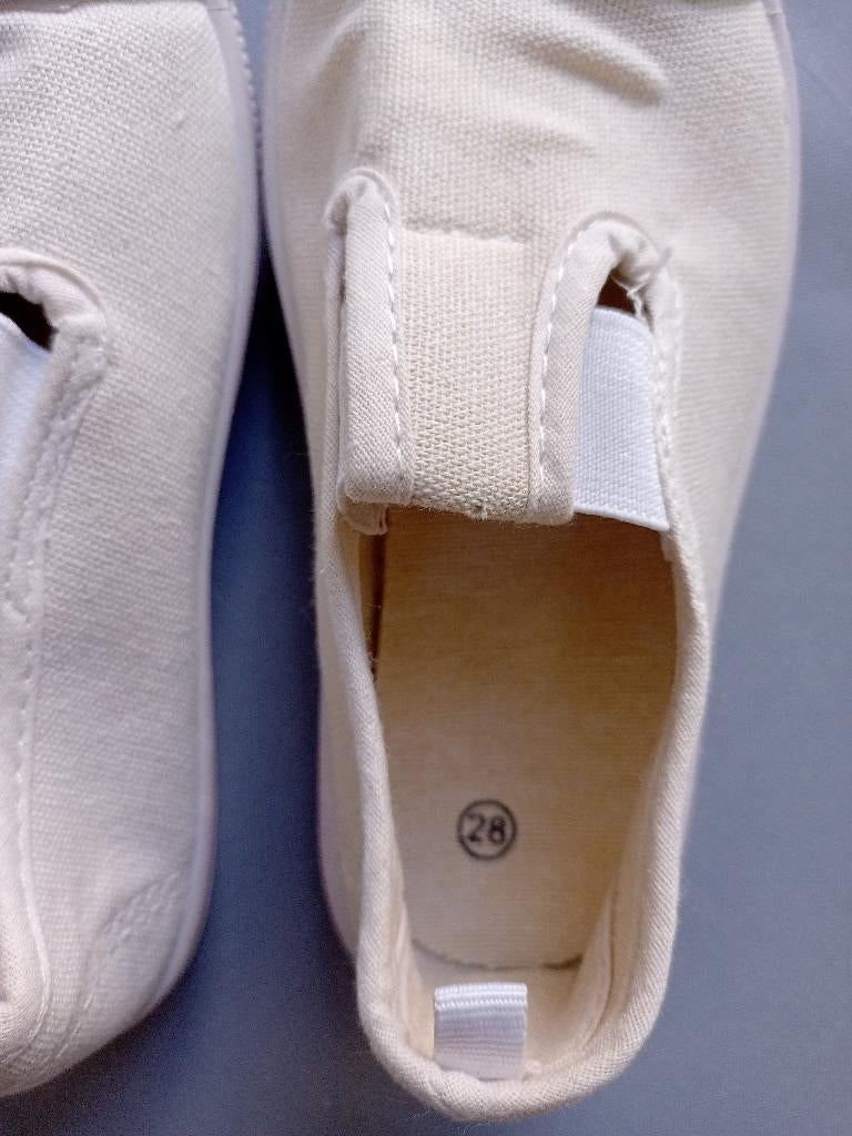 Nieuwe witte turnpantoffels maat 28, Ophalen, Nieuw, Jongen of Meisje