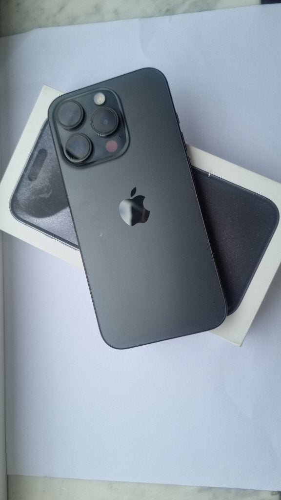 iPhone 15 Pro 128 Go — Titane noir, 128 GB, Comme neuf, Sans abonnement, Sans simlock