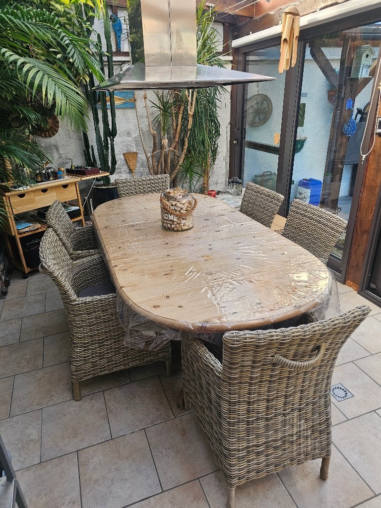 GRANDE TABLE PIN MASSIF ET CHAISES RÉSINE TRESSÉE, Maison & Meubles, Enlèvement, Comme neuf