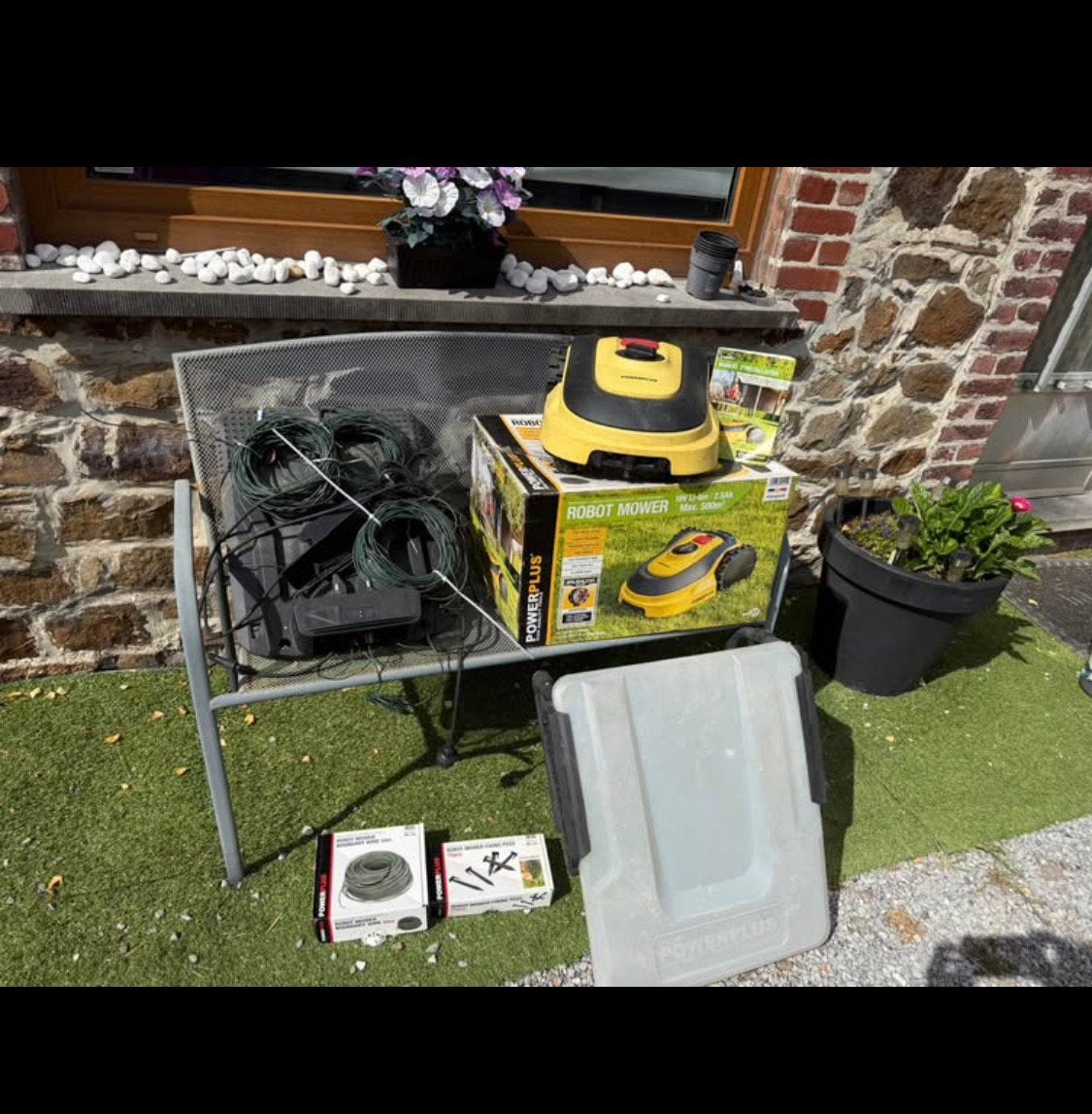 Baisse de prix:Robot tondeuse avec son carport et acessoires, Jardin & Terrasse, Tondeuses robotisées, Enlèvement, Comme neuf