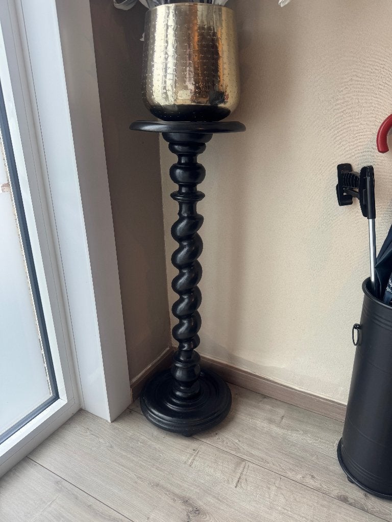 Hoge zwarte houten piedestal met gedraaide kolom, Enlèvement, Utilisé