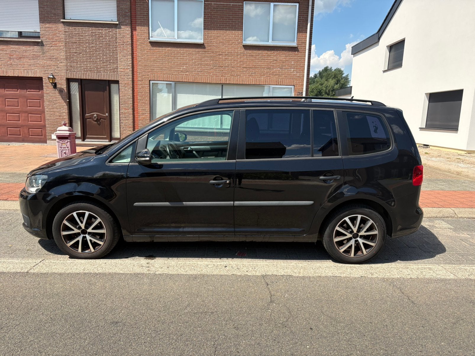 Voiture familiale Volkswagen Touran* Euro 5*, Achat, Boîte manuelle, Entretenue par le concessionnaire, 5 portes
