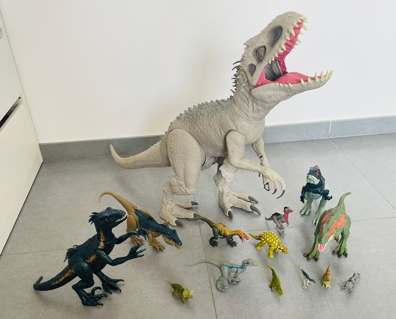 LOT JURASSIC WORLD MATTEL 14 PIÈCES INDOMINUS GÉANT-1m, Kinderen en Baby's, Ophalen, Gebruikt