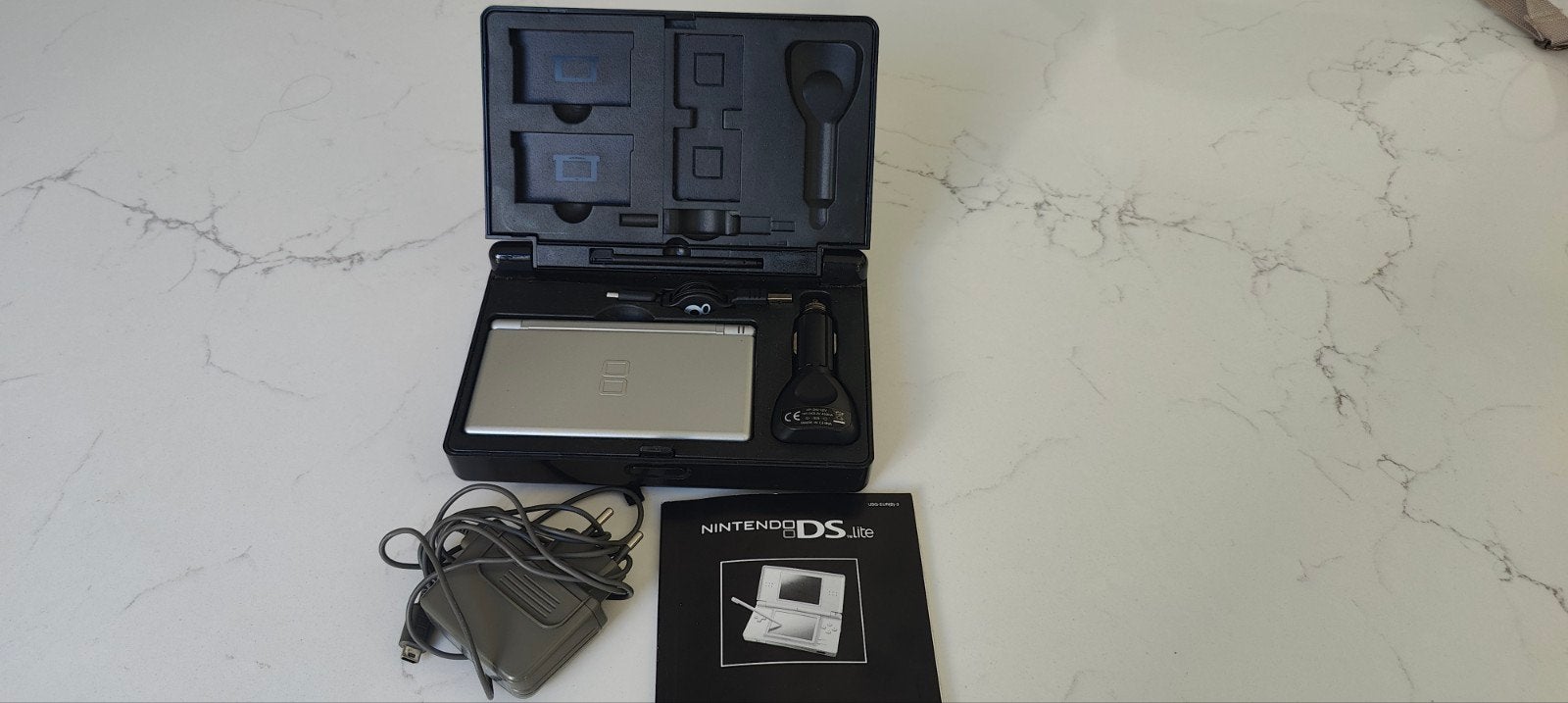 Nintendo DS Lite met oplader, hard case en auto oplader, Ophalen of Verzenden, Zo goed als nieuw, DS Lite, Met beschermhoes of tas