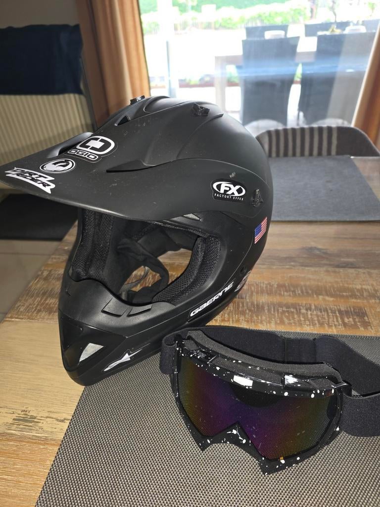 Helm met bril., Motoren, Ophalen