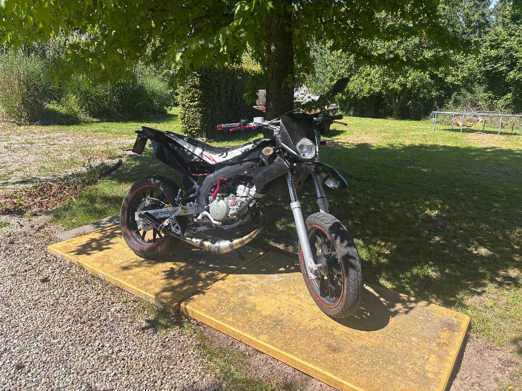 Derbi Senda DRD Pro SM 50cc 2013, Fietsen en Brommers, Brommers | Derbi, Zo goed als nieuw, Klasse B (45 km/u), Ophalen