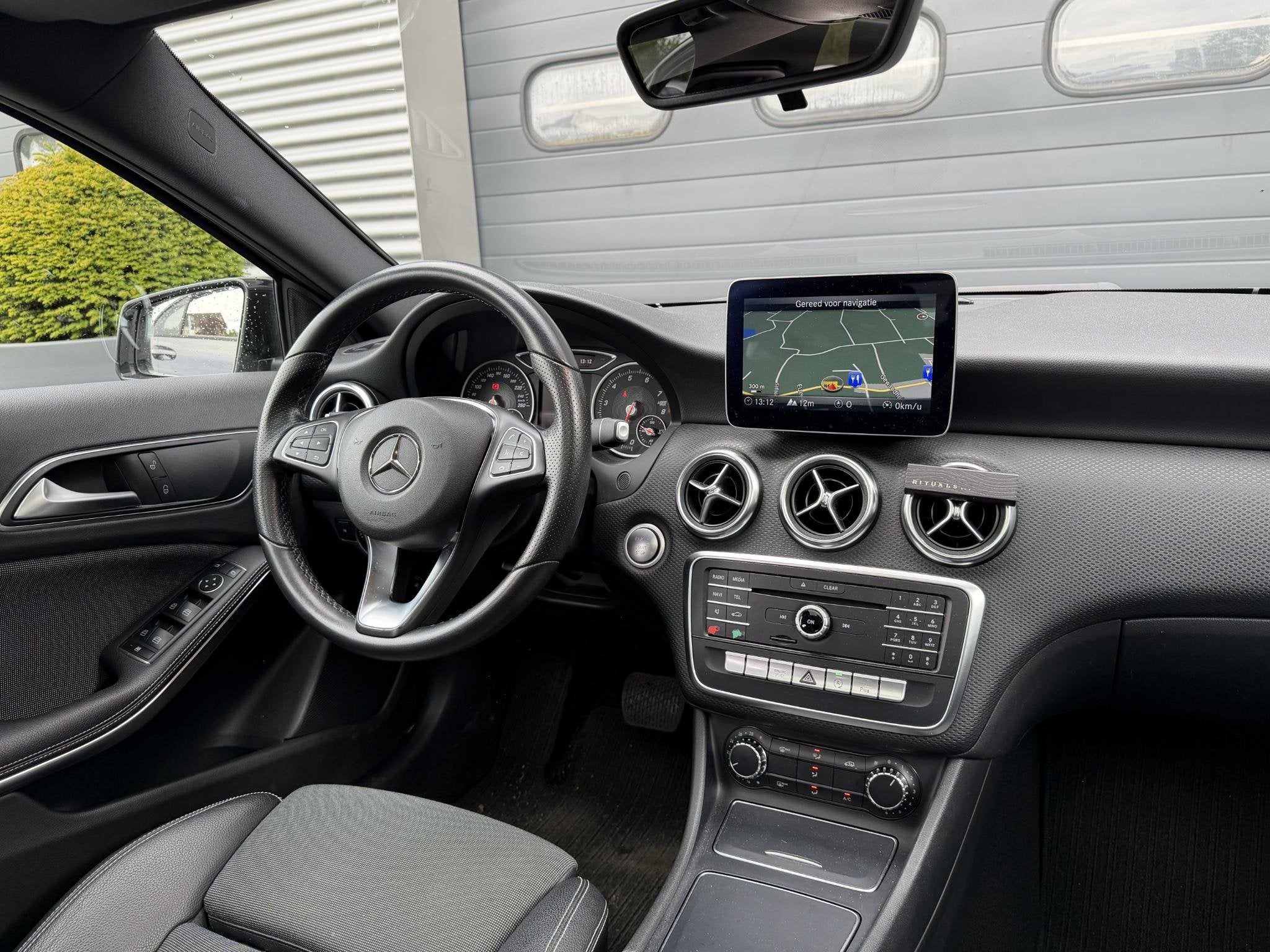 Mercedes-Benz A-klasse 160 AMG | Panoramadak | Camera | Navi, Auto's, 75 kW, Lichtsensor, Gebruikt, 4 cilinders