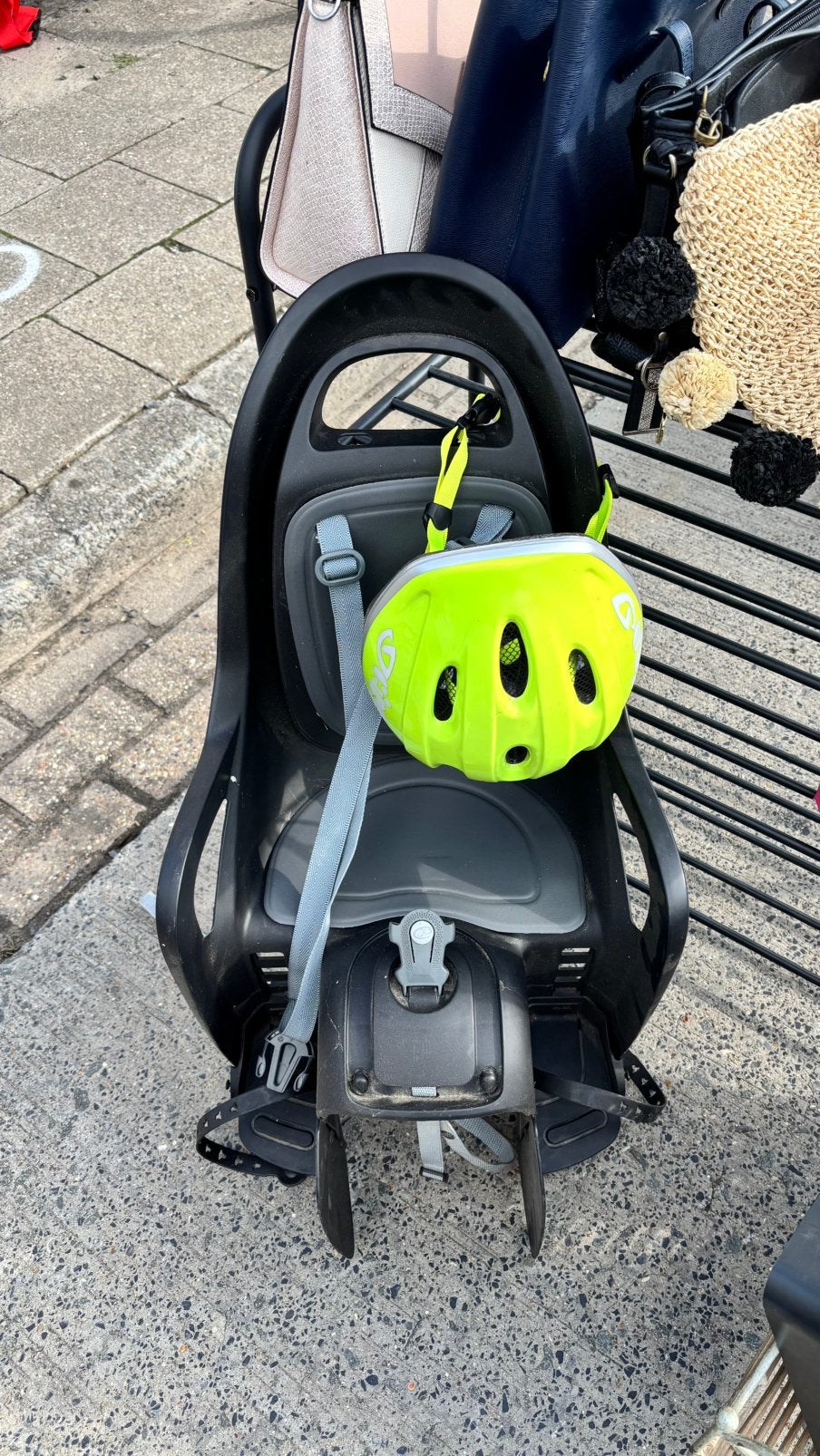 Fietsstoel met helm, Ophalen, Zo goed als nieuw