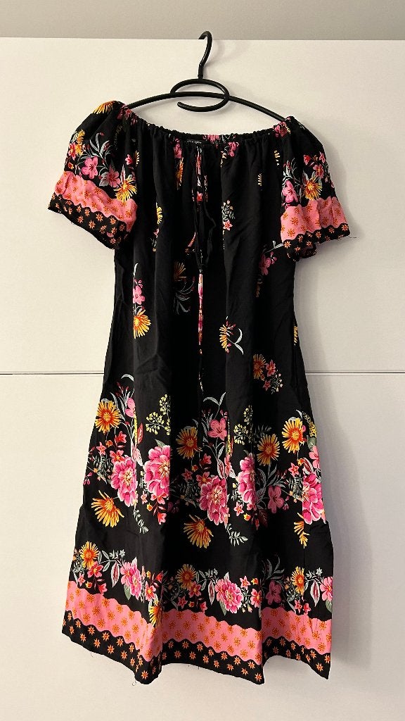 Zwart jurkje met roze bloemenprint, Enlèvement ou Envoi, Comme neuf, Robe, Shein Curve