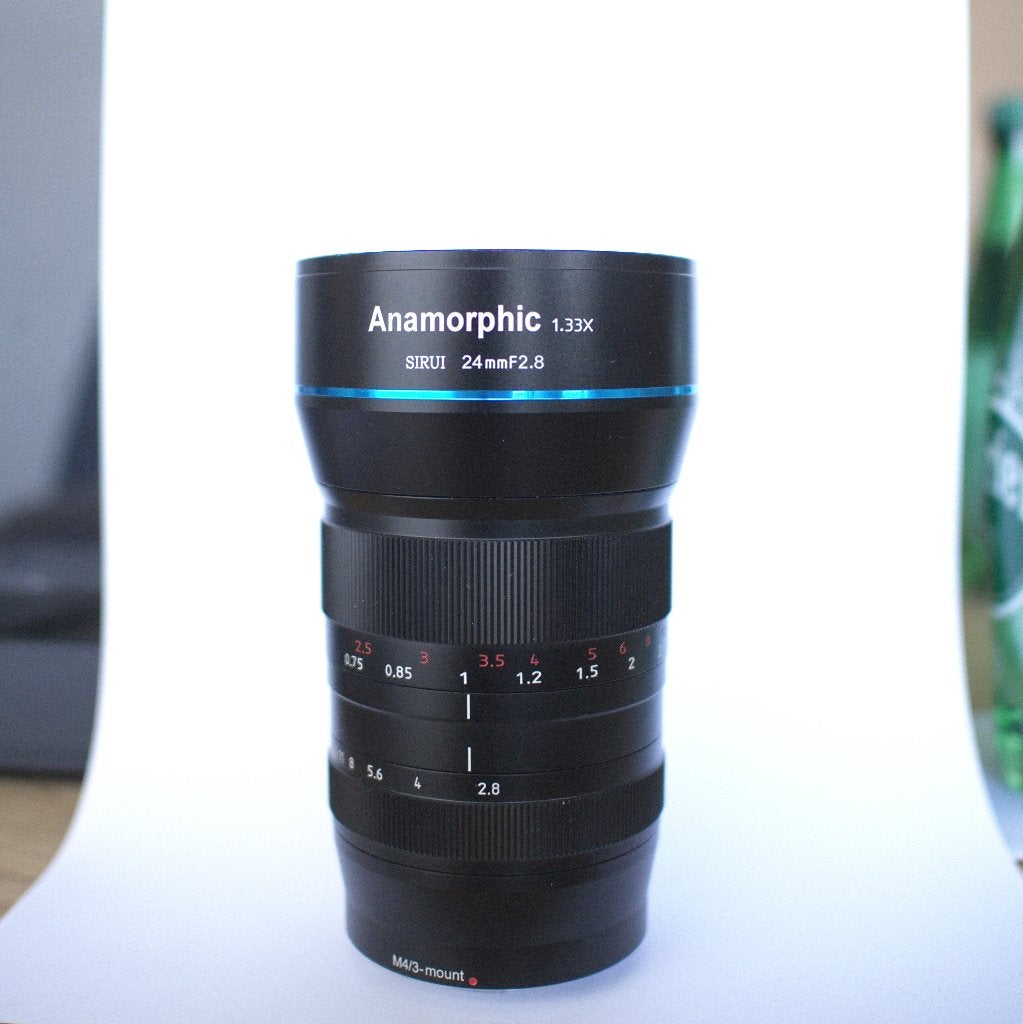 Sirui 24mm f/2.8 Anamorphic Lens 1.33X (MFT), Enlèvement ou Envoi, Mise au point manuelle, Micro Four Thirds, Comme neuf