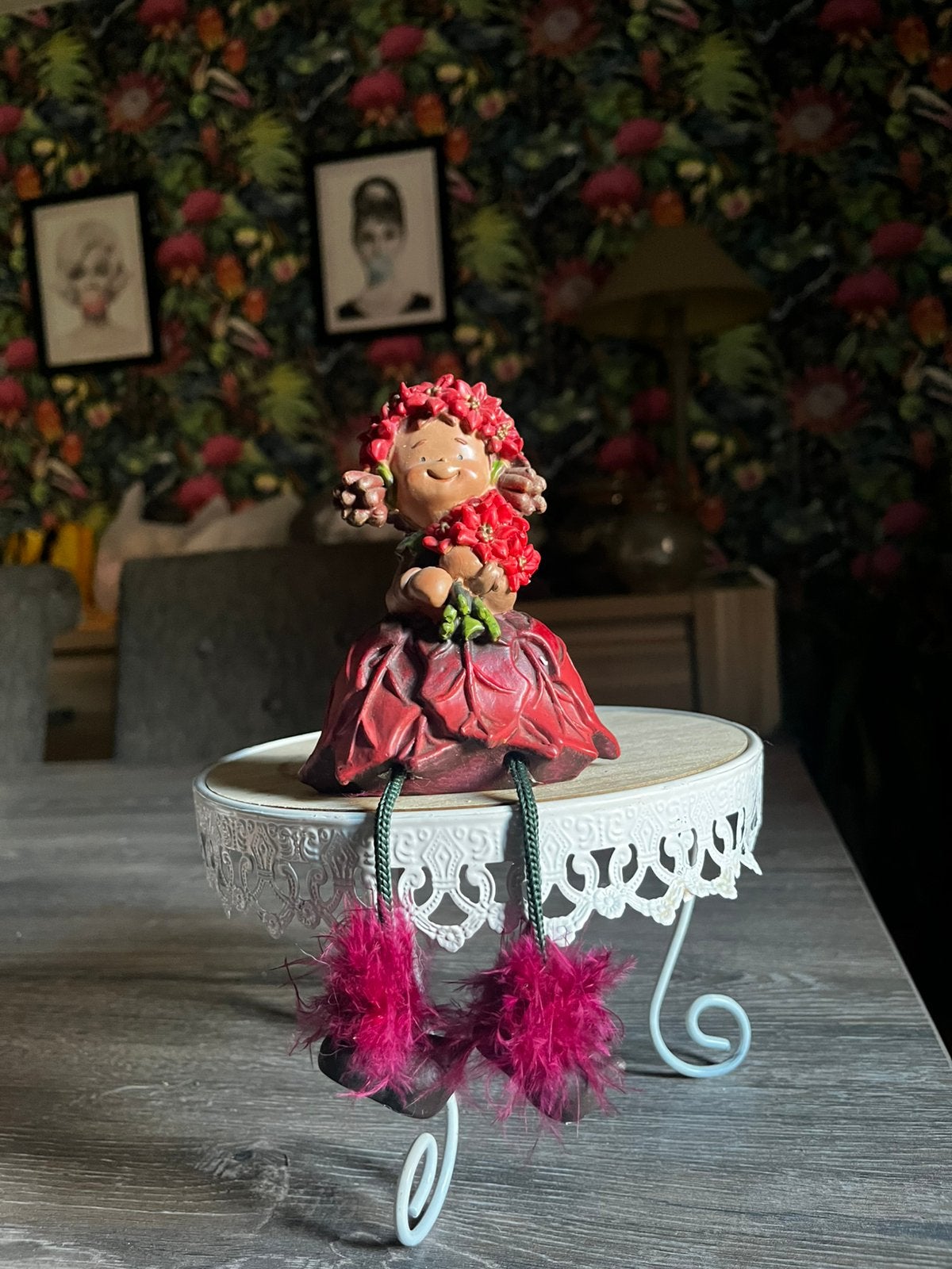 Schattig Bloemenmeisje Beeldje met Hangbenen & Pluche, Ophalen of Verzenden, Zo goed als nieuw