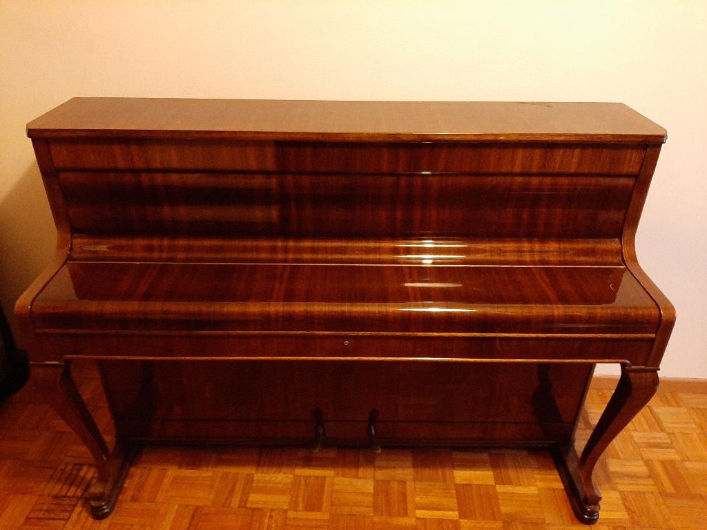 Bufettpiano met metronoom en partituren, Muziek en Instrumenten, Piano's, Ophalen, Bruin, Zo goed als nieuw, Piano
