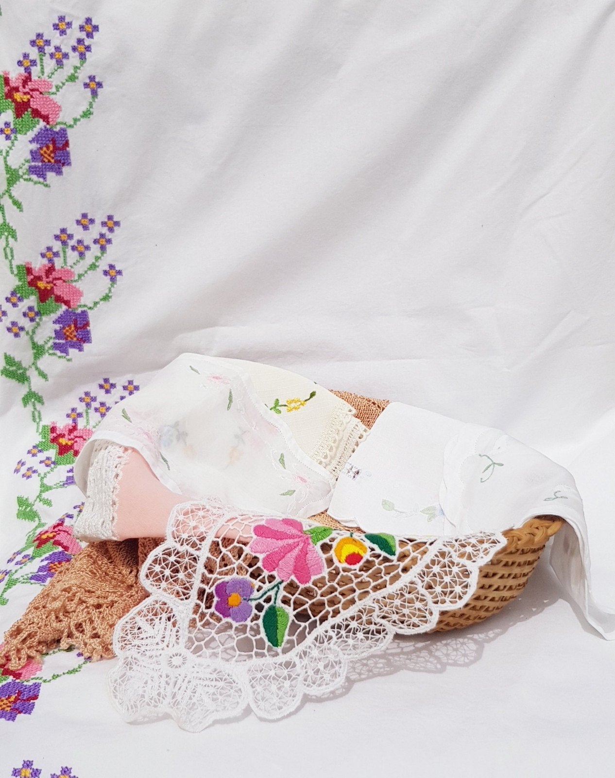 Panier 🍒et 7 napperons  vintage🍒( broderie et crochet), Antiquités & Art, Antiquités | Accessoires de maison