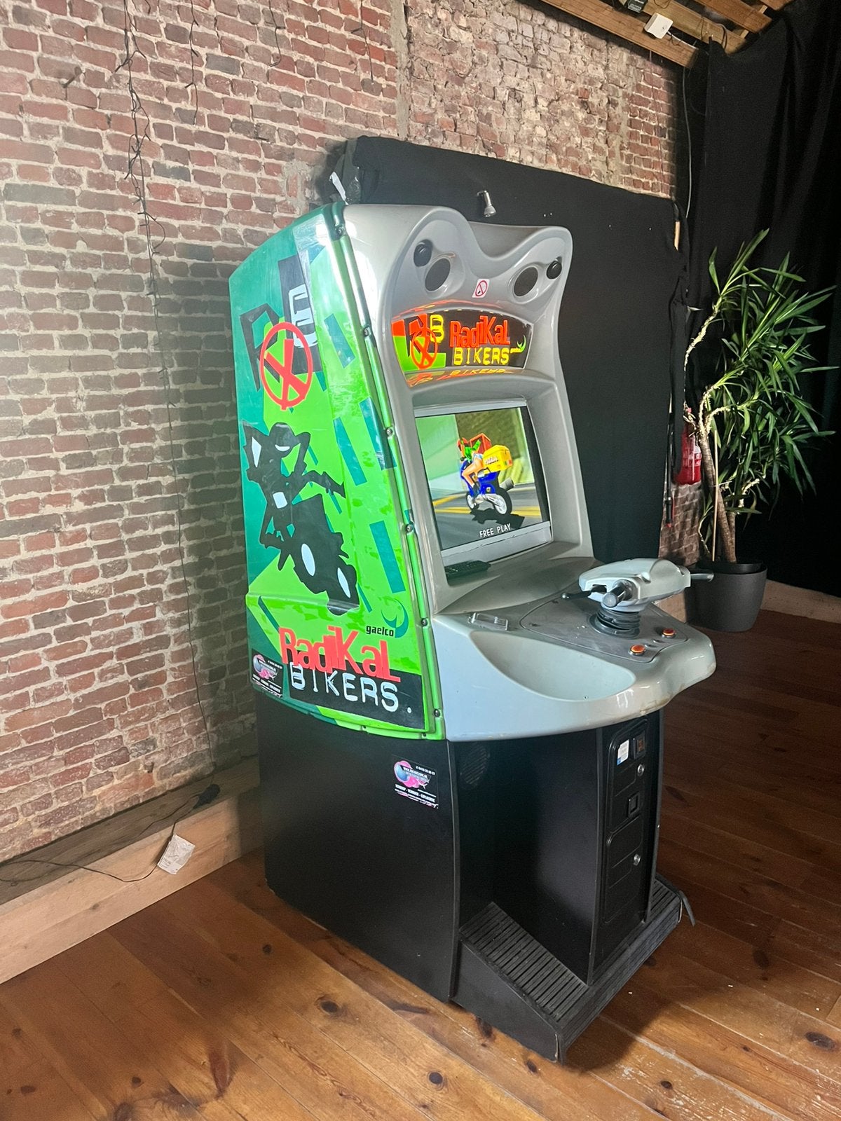 Radical bikers arcade, Verzamelen, Automaten | Gokkasten en Fruitautomaten, Overige munten, Ophalen, Gebruikt, Met sleutels