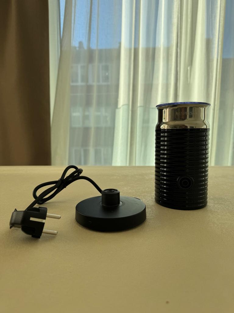 Nespresso Aeroccino, Ophalen of Verzenden, Zo goed als nieuw, Elektrische melkopschuimer