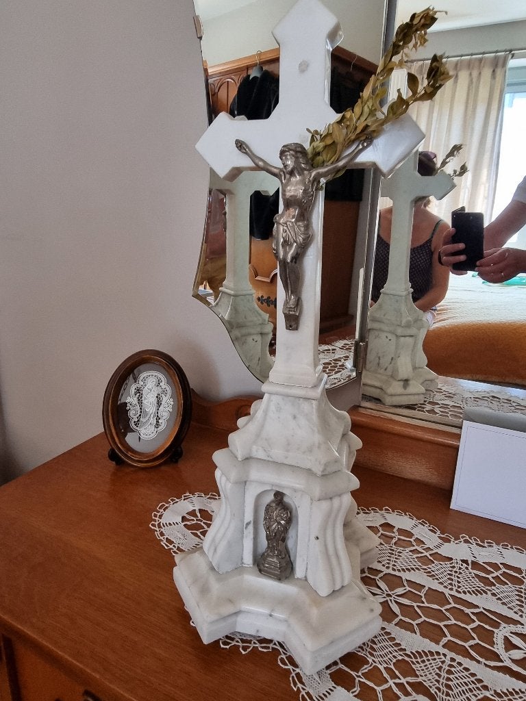 Wit Marmeren Kruisbeeld, Ophalen